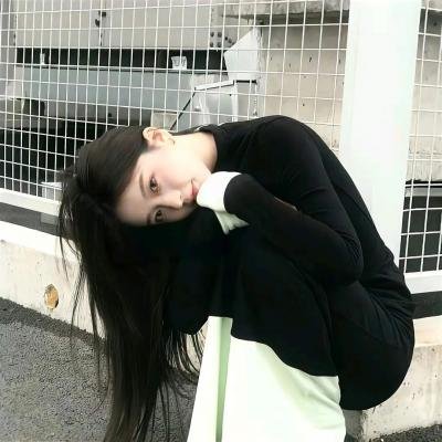 一线女星与神秘男子同车离开，好友出面澄清，深夜引热议